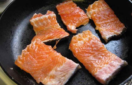 干煎三文鱼怎么做好吃？干煎三文鱼的家庭简单做法